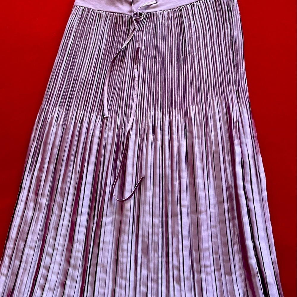 KNEE-LENGTH ACCORDION STYLE SKIRT